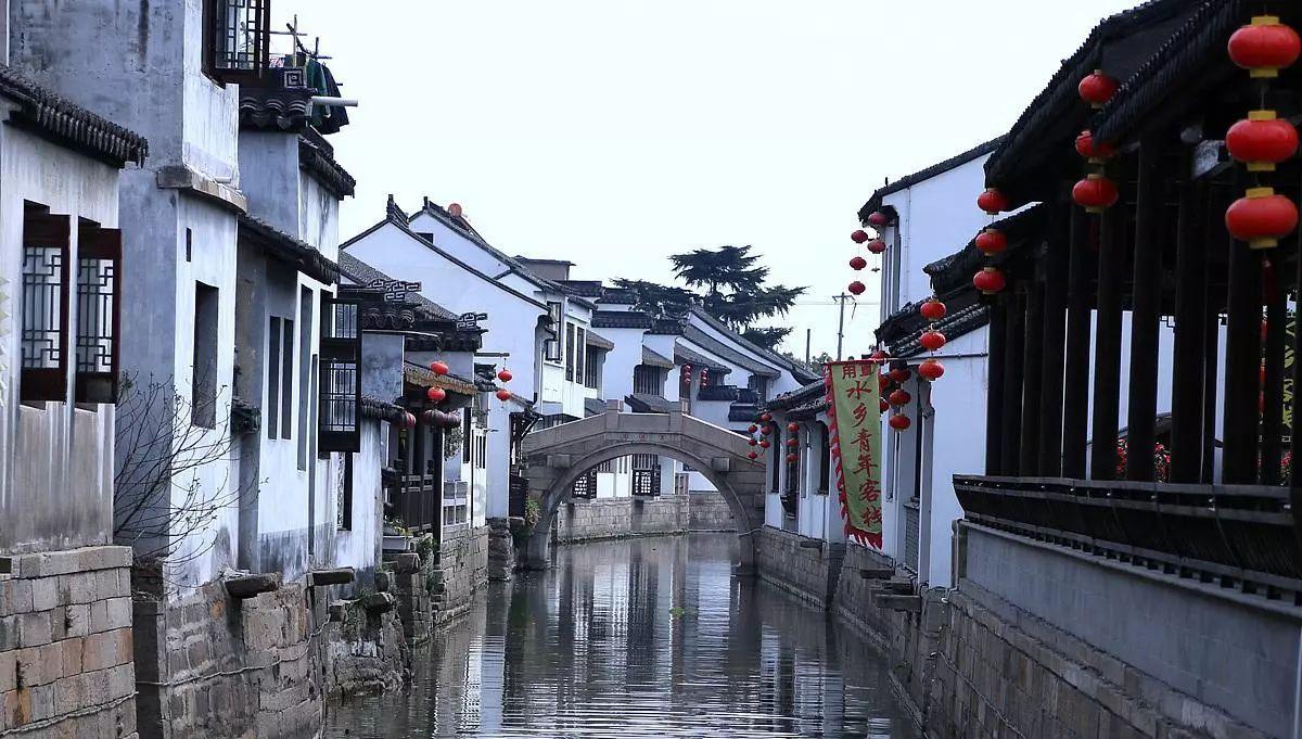 黄金交易提醒：金价在地缘政治紧张局势中保持稳定，等待美联储决议